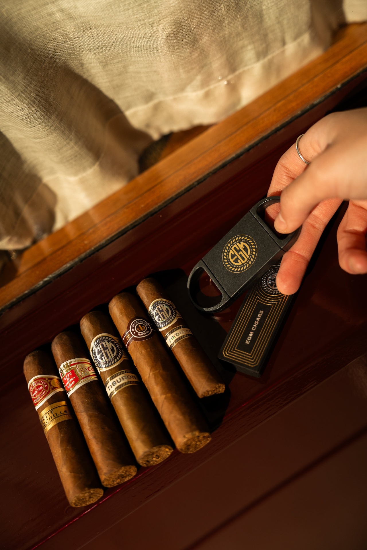 Humidor com charutos selecionados e cortador
