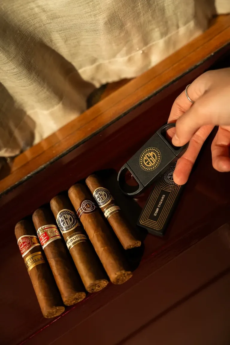 Humidor com charutos selecionados e cortador